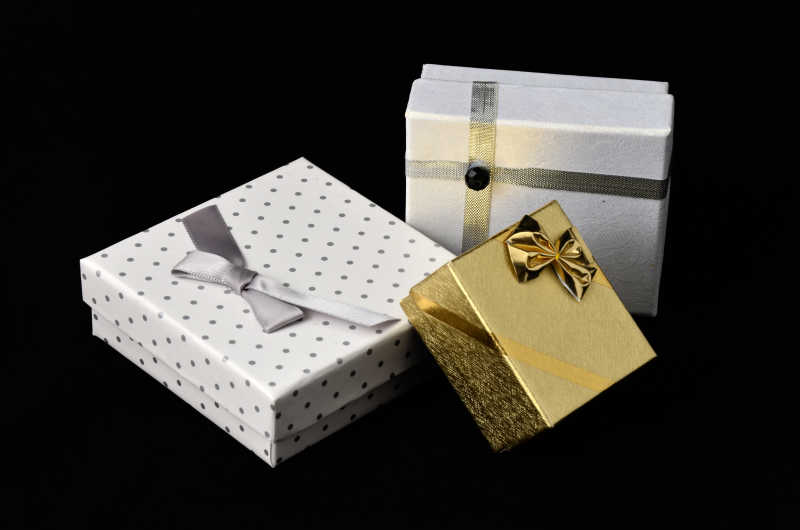 不同颜色的节日礼品盒