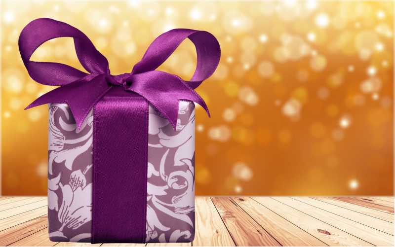木制地板上的紫色礼品盒
