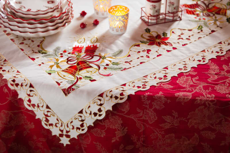 圣诞节餐桌红白相间的装饰