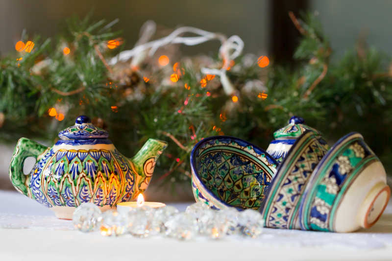 圣诞餐桌装饰品的壶和碗