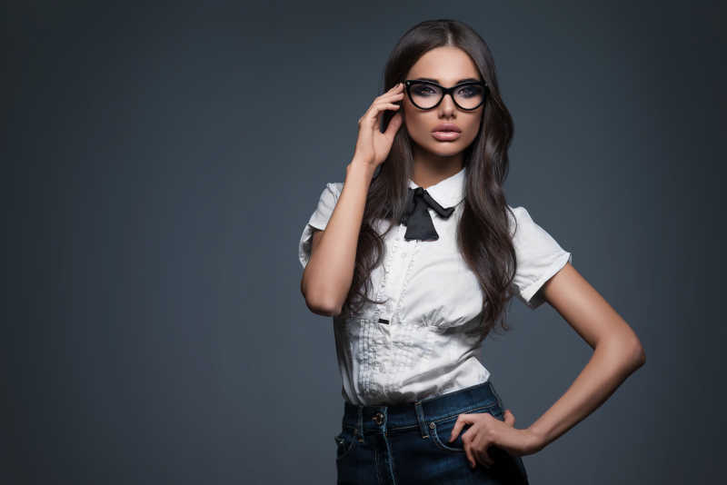 黑色背景图前的黑肌肤女孩