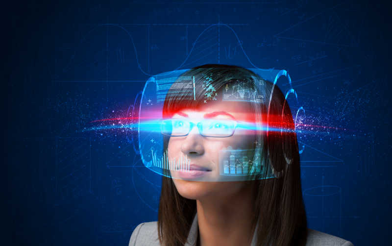 戴着智能眼镜探测未来的女孩