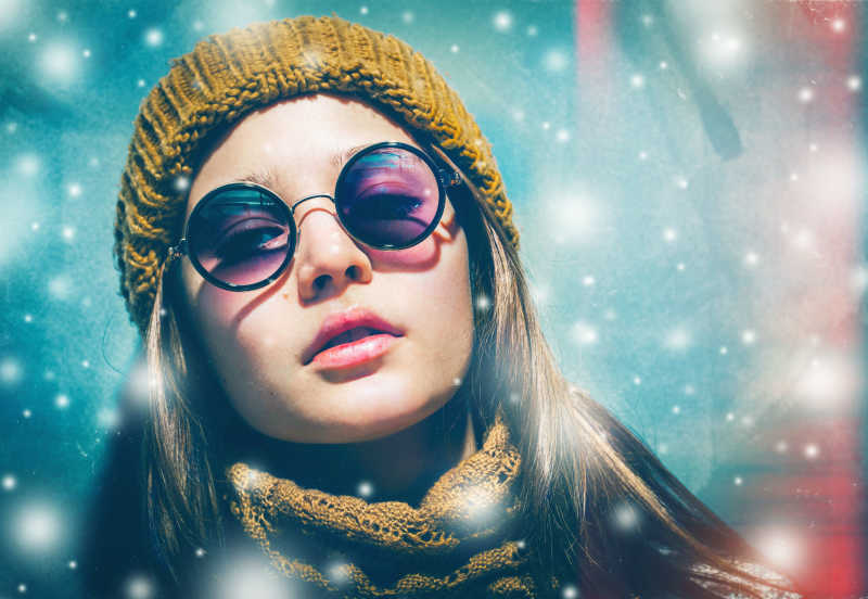 绚丽背景图中戴着墨镜的时尚美女