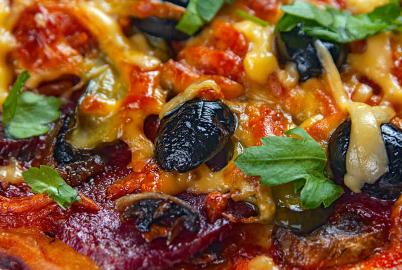 披萨饼上美味的香肠