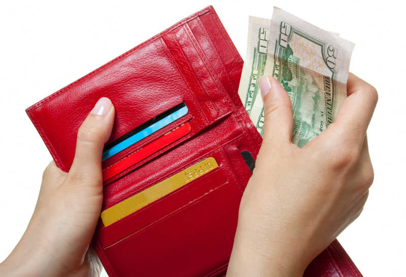 从红色的钱包里拿出纸币