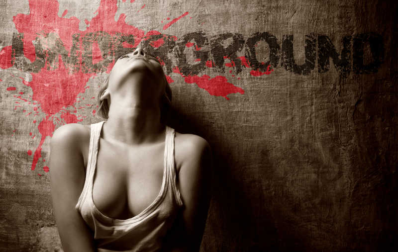 仰起头的性感美女