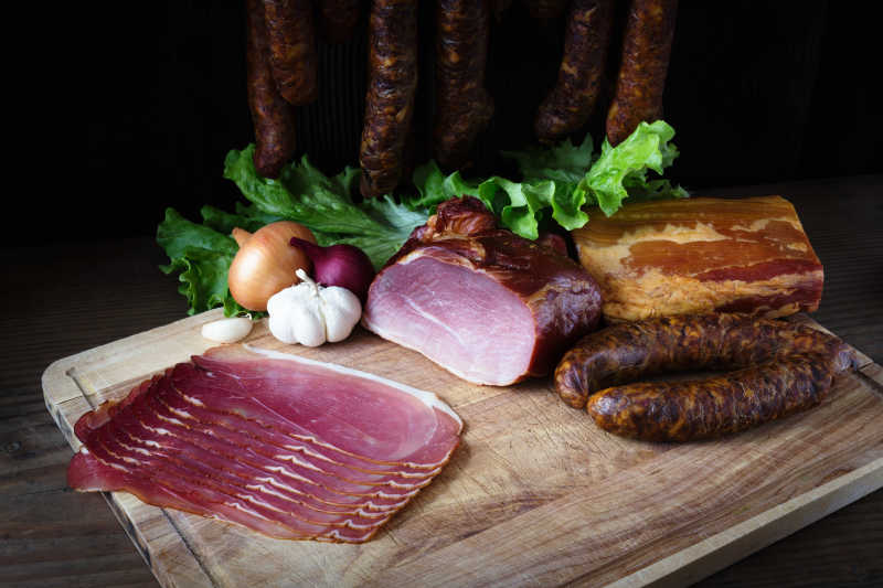 香肠和肉图片 木板上熏制的香肠和肉素材 高清图片 摄影照片 寻图免费打包下载