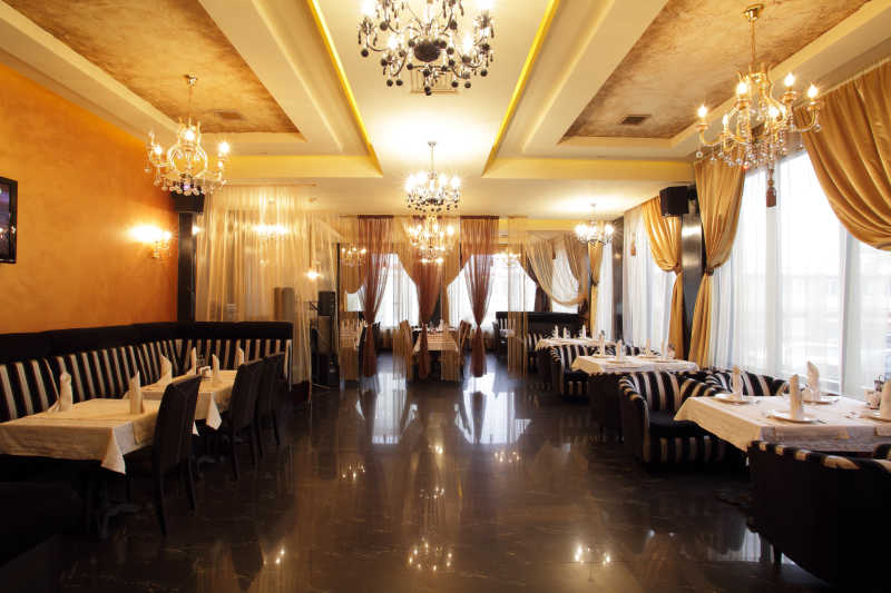 装修的富丽堂皇的餐厅