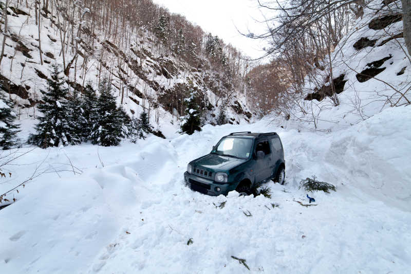 雪地中被困住的汽车
