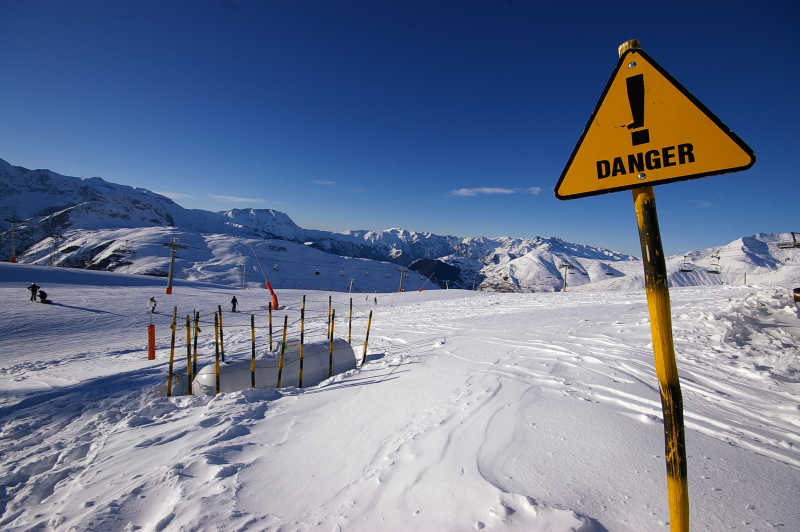 雪崩地区的危险警示标志