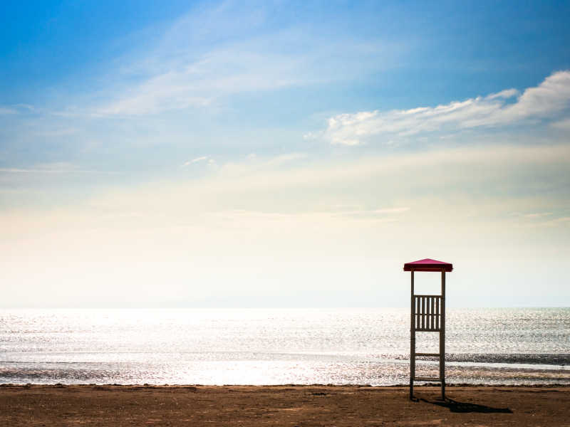 海滩边的了望塔