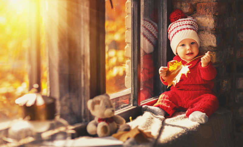 小宝贝坐在窗台上