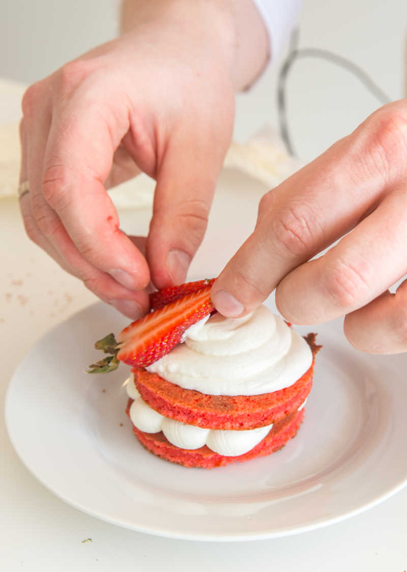 甜点师正在制作草莓蛋糕