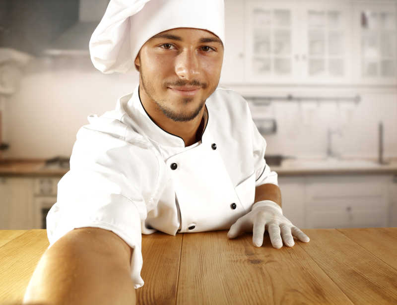 穿工作服在厨房里的厨师