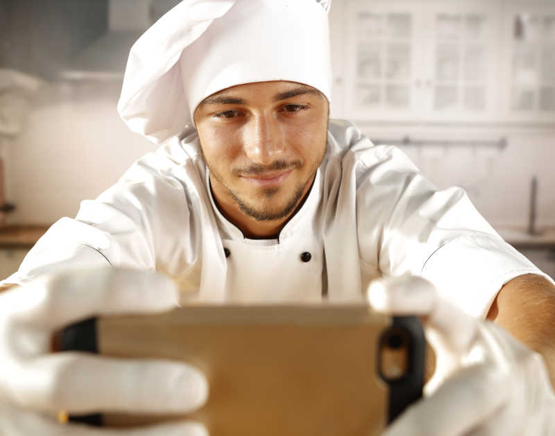 厨房里自拍的厨师