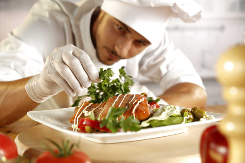 厨师正在认真装饰点缀美食