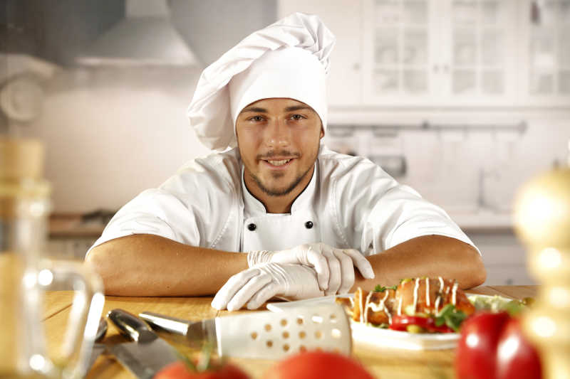 厨房里的厨师和他制作的美食