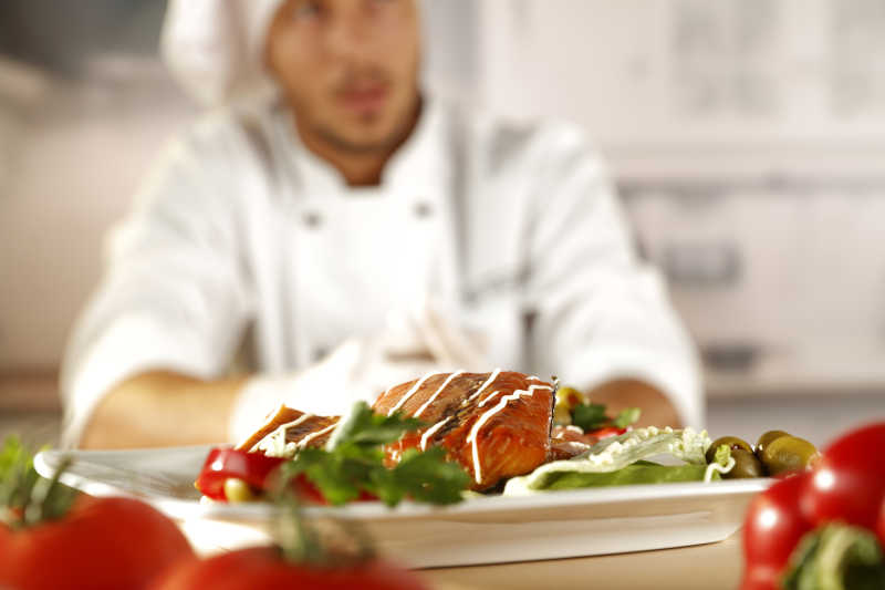 厨房里制作美食的厨师