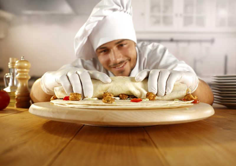 在厨房内制作美食的厨师微笑