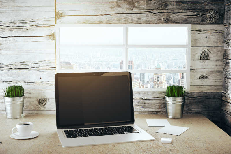 桌子上放着一台笔记本