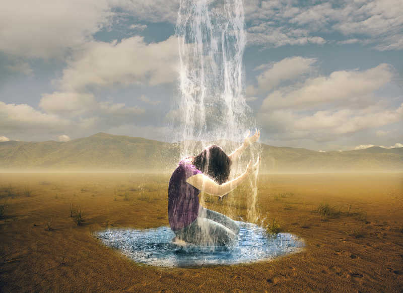 一位妇女向上帝祈求沙漠中的雨水