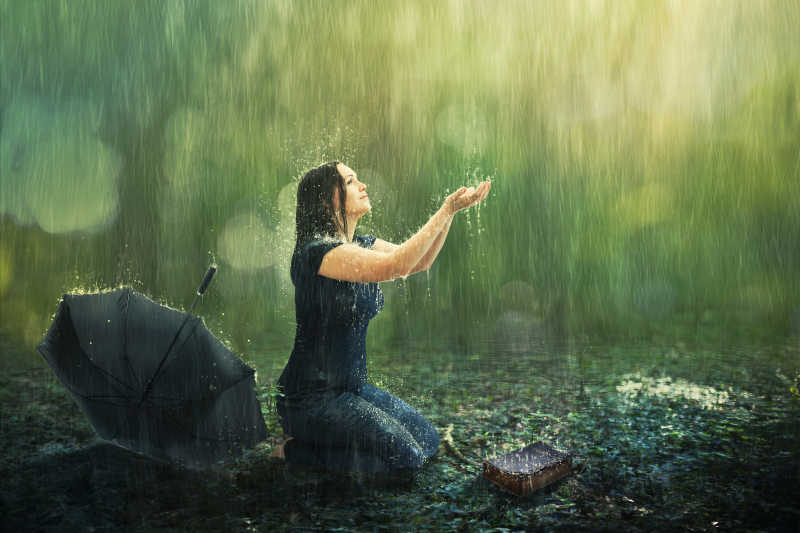 淋雨的女人图片 在森林里淋雨的女人素材 高清图片 摄影照片 寻图免费打包下载
