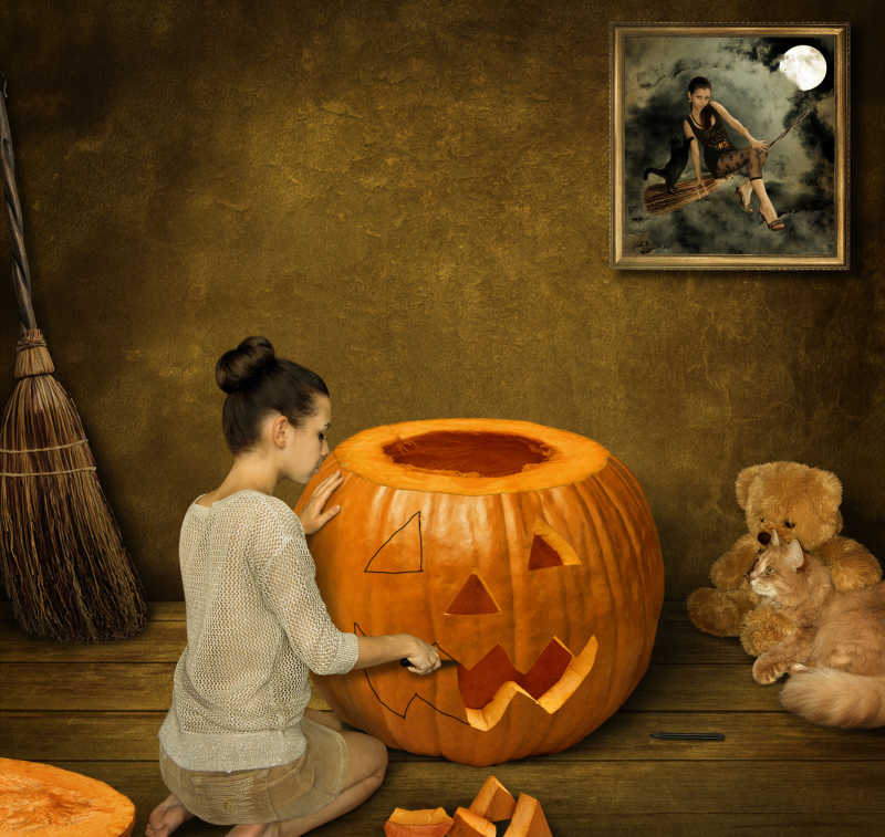 正在雕刻南瓜的小女孩