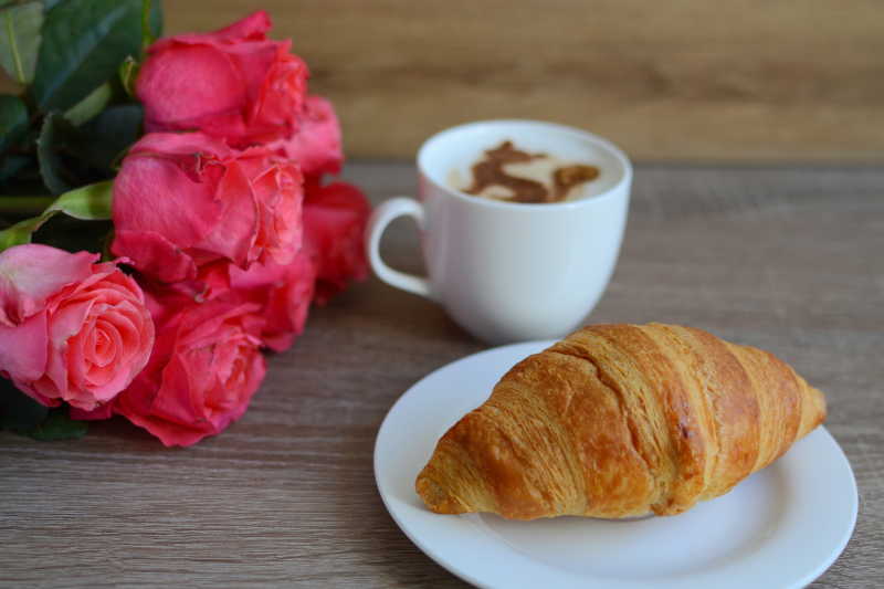 卡布奇诺和羊角面包以及玫瑰