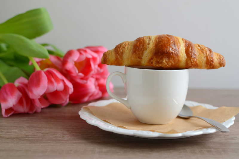 一杯卡布奇诺和美味的羊角面包