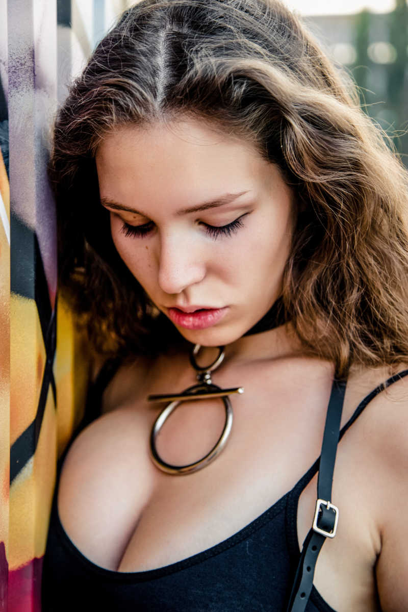 迷人的年轻女孩