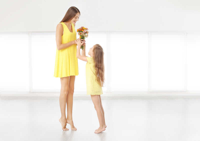 女儿带着鲜花向母亲问好