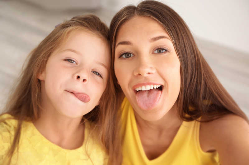 可爱的小女孩与母亲