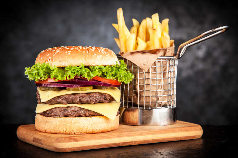 美味烤汉堡和薯条