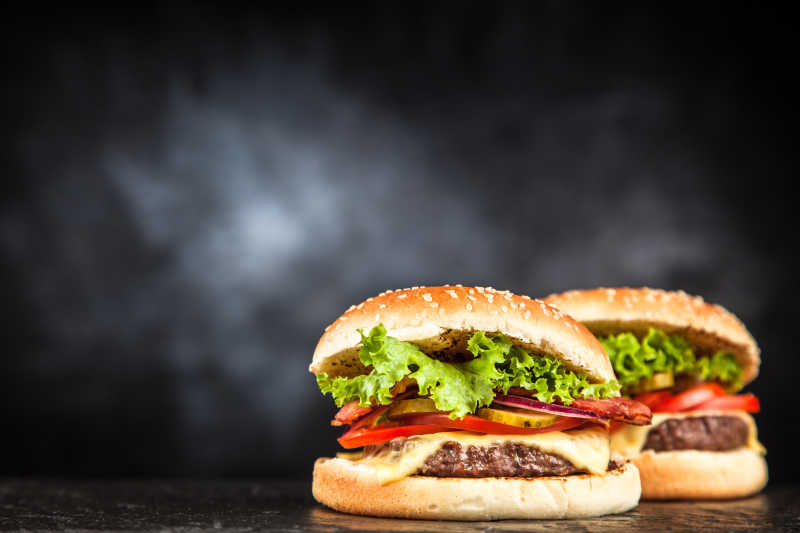 黑色背景中的汉堡包