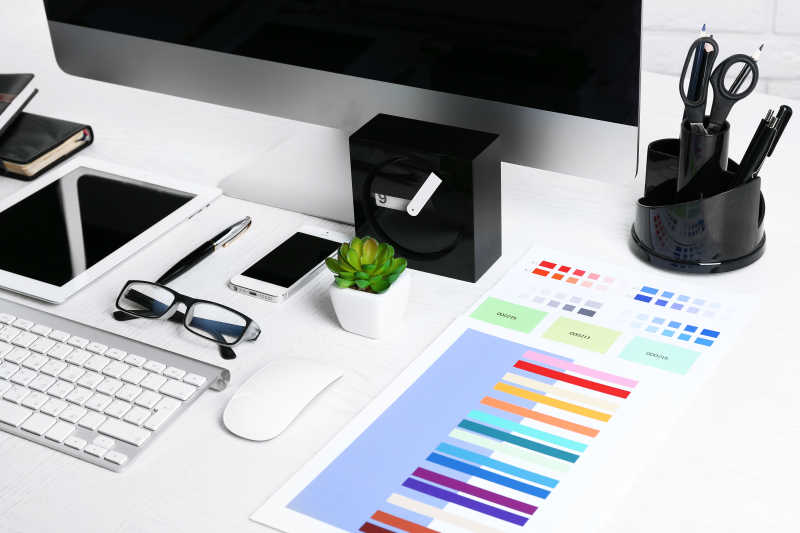 办公桌上设计师各种办公用品