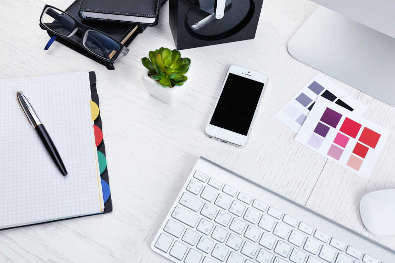 设计师办公桌上的办公用品