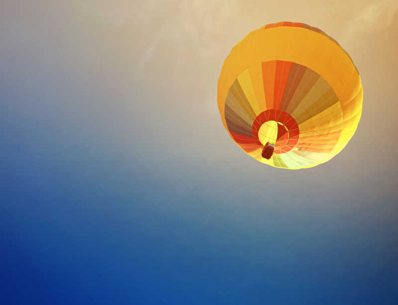 蓝天下 的黄色的热气球底部