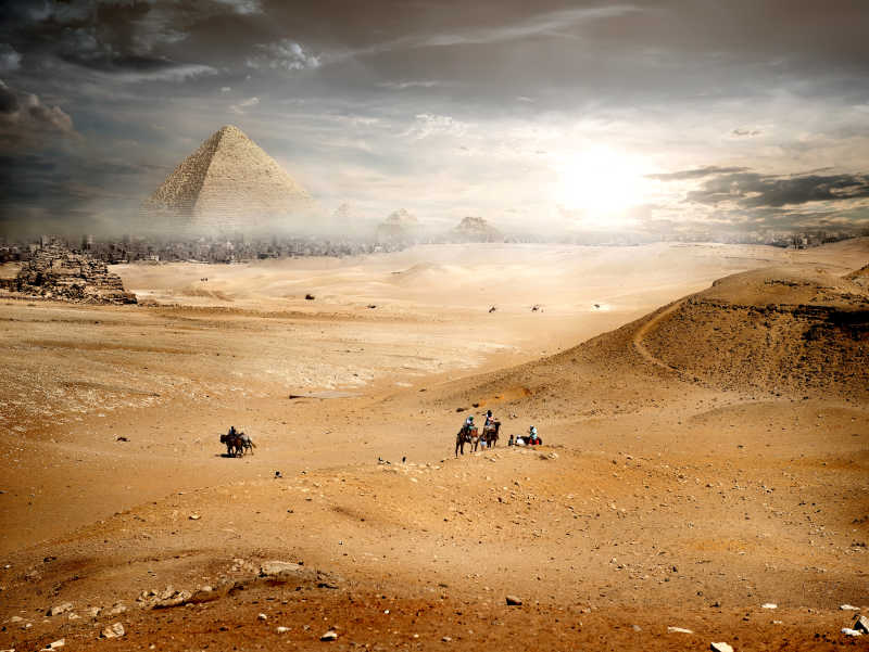 埃及沙漠中行走的人和骆驼
