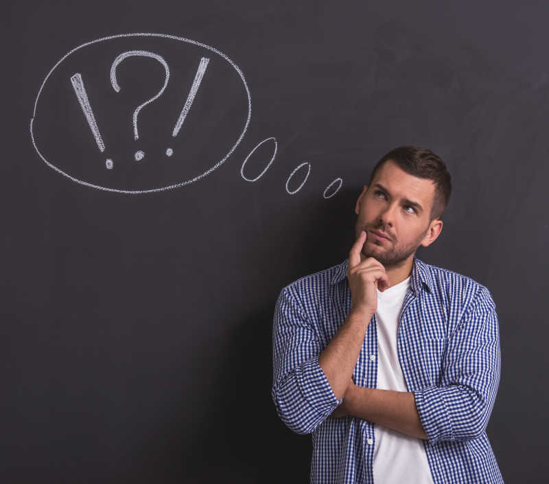 揉着下巴思考的男人