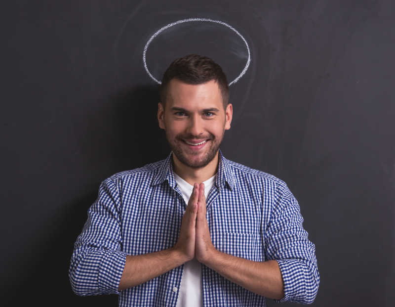 黑板下微笑的男子