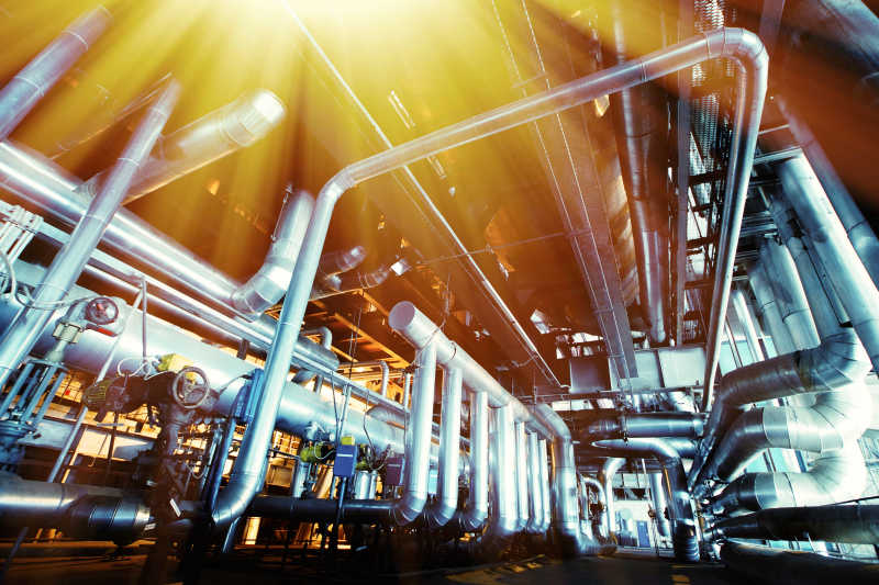 阳光照射下的工业管道