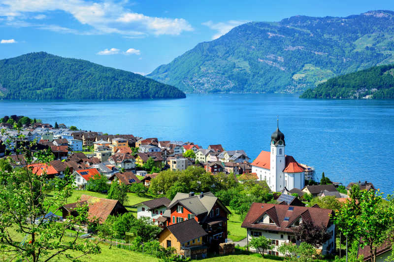 瑞士阿尔卑斯山琉森湖岸边建筑