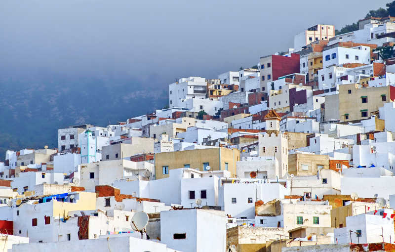 摩洛哥皇家镇山坡上的白色房屋