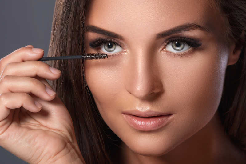 美女正在刷下睫毛