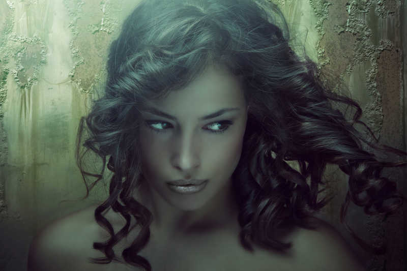 年轻的黑皮肤女人