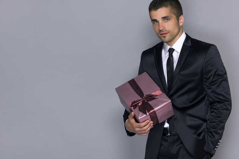 年轻帅哥穿西装打领带