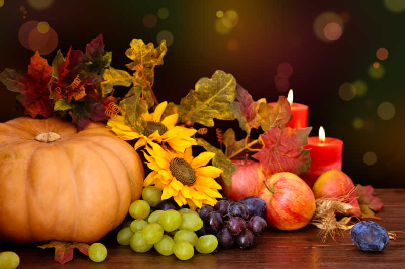 木桌上的秋天堆在一起的水果和蔬菜