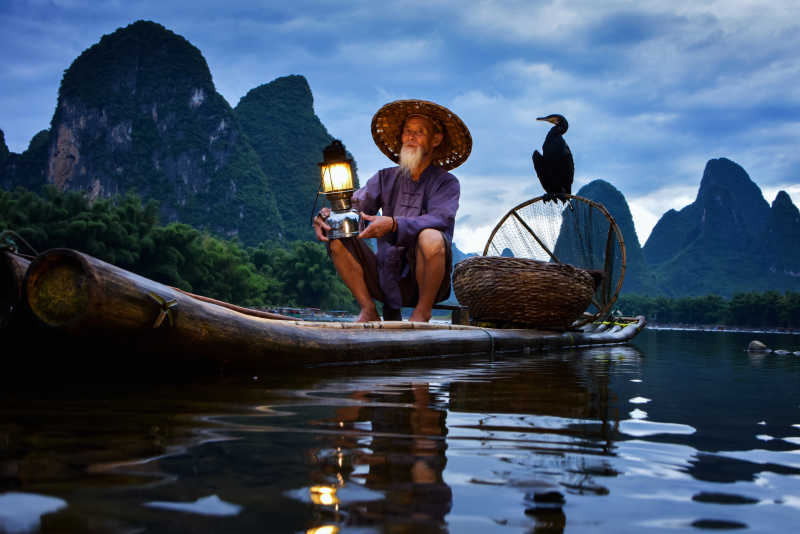 渔夫与鸬鹚的山水画