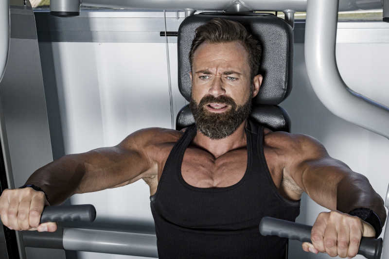 在锻炼肱二头肌的男人