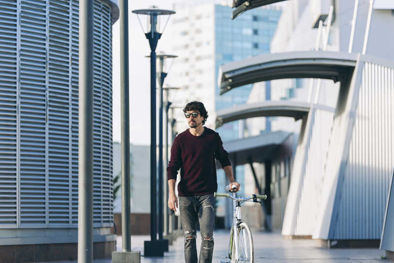 街道上推自行车的男子